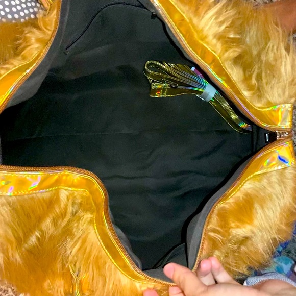 GOLD HOLOGRAPHIC WILD FAUX FUR LARGE DUFFLE BAG - Picture 4 of 5